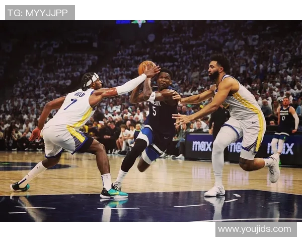 库里对阵森林狼穿加内特战靴，赛前换罗伊御用鞋